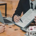 Couple in Dubai discussing sale of jointly owned property during divorce with an advisor